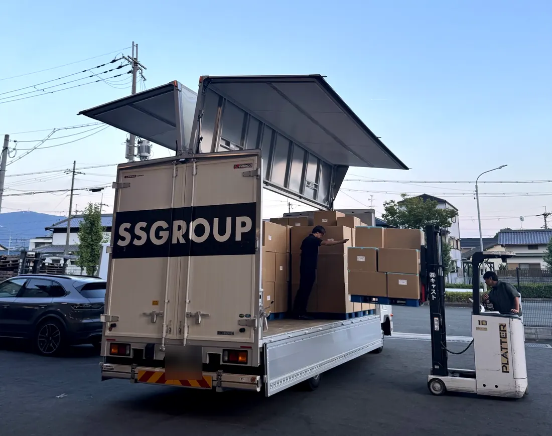 トラックに荷物を積み込む荷役作業の様子